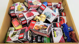 Tomica Cars are all over the cardboard box☆Let's put miniature cars in the box with the same picture