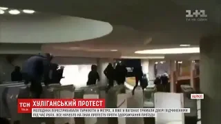 У харківській підземці молодики на знак протесту перестрибували через турнікети