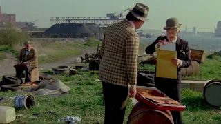 Olsen-bandens flugt over plankeværket (1981) - Våbendokumenterne i den røde kuffert