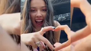 Olivia Rodrigo made HEART with a fan's hand on stage!!