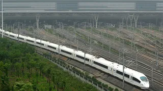 China's high-speed rail giant debuts on A-shares market