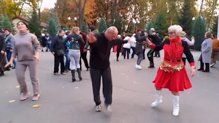 ЦЫГАНКА ОЗОРНАЯ! ТАНЦЫ В ПАРКЕ ГОРЬКОГО ХАРЬКОВ СЧАСТЛИВЫЕ ДНИ