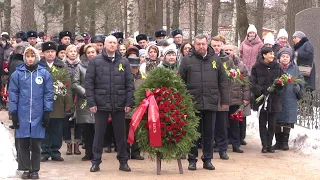 Торжественно- траурное возложение цветов к братскому воинскому захоронению.