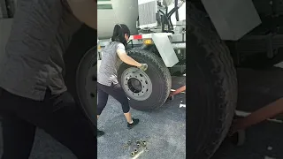 Female car mechanic changes tires , Cute  girl changes car tires # 380