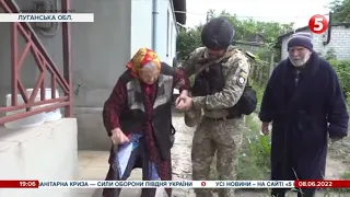 Бої на Луганщині: траса Бахмут –Лисичанськ прострілюється, поліцейські евакуйовують літніх людей