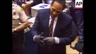 USA - Simpson Tries On The Murder Gloves