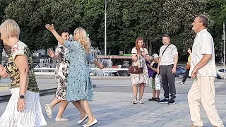 🌟ОЙ КУМА 🥰ТЫ КУМУШКА!!!💃ТАНЦЫ ВОЗЛЕ ФОНТАНА,ХАРЬКОВ.