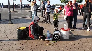 Уникальная игра музыкантов на улицах Петербурга