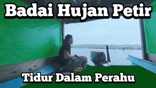 Camping Hujan Deras dan Badai Tidur di Atas Air Dalam Perahu