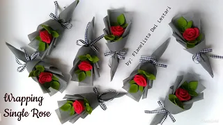 Wrapping single flower felt rose bouquet