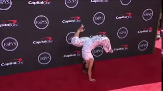 VIRAL !! Katelyn Ohashi Does Handstand (in Heels!) on ESPYS Red Carpet | LIVE