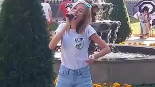 Юная девушка поет песню "Ваня" в Кисловодске
