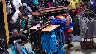 Group steals $30K from store in seconds | FOX6 News Milwaukee