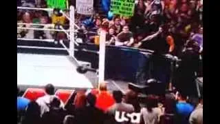 Seth Rollins botches jump over barricade