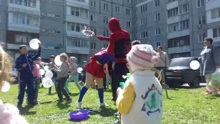 Шоу мыльных пузырей во дворе  День защиты детей  Кемерово, 2019