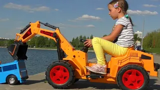 Sofia helps the Toy Bus on the Children's Park