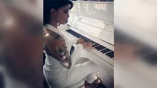 Jacqueline Fernandez Playing PIANO Perfectly