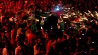 Bruce Springsteen - Great crowdsurfing in Paris (634-5789)