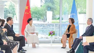 Peng Liyuan visits UNESCO headquarters, meets agency chief