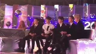 EXO'S Reaction to Red Velvet 'Red Flavor' at MMA Melon Music Awards 2017 (fancam)
