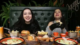 ГАМБУРГЕРЫ, СЫРНЫЕ ПАЛОЧКИ, ЦЕЗАРЬ КАРТОШКА ФРИ MUKBANG