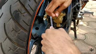 How To Change Brake Pads Of Bike (Hindi) Rear Disc Brake Pads Change Bajaj Pulsar 220 NS200 AS200