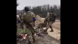 Танк расстрелял в упор украинских солдат.  Другое видео.