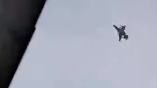 Два российских Су-25 наносят удар по жилым домам в Ирпене