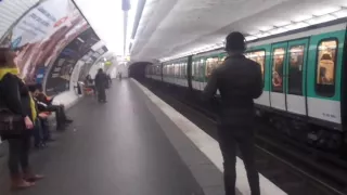 croisement de deux MF01 sur la ligne 5 du métro parisien