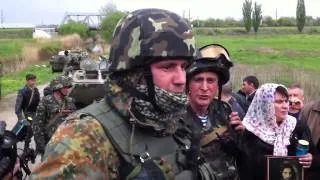 В Ясногорке местные жители блокируют военную технику (2.05.2014)
