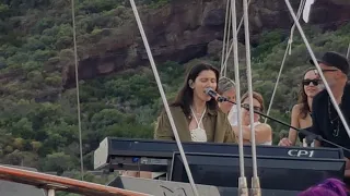Elisa stralcio del concerto nel mare di Salina (Eolie Music fest 2023)