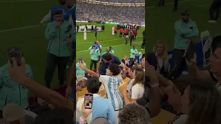 Lionel Scaloni se subió a la tribuna para poder saludar a su familia tras la gran final