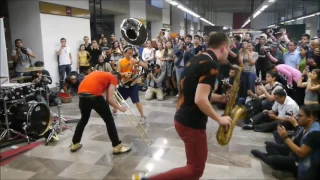 LUCKY CHOPS toma el metro de la Ciudad de México.