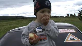 Поехали семьёй на природу.собрали ведро ягоды.