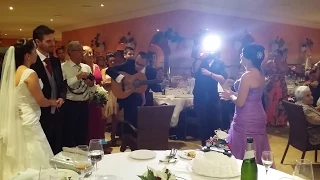 Cantándole a su hermana el dia de su boda