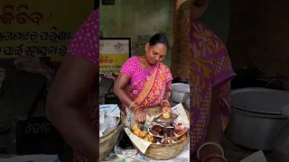 Hardworking Aunty is Selling Samosa | Rs.10/ Only | #indianstreetfood #rourkela #youtubeshorts