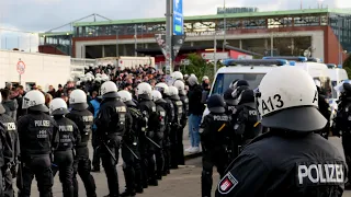 [Großeinsatz St.Pauli vs Hansa Rostock] Ankunft Hansa Fans, Pyroshow und Einsatzfahrten am 26.02.23