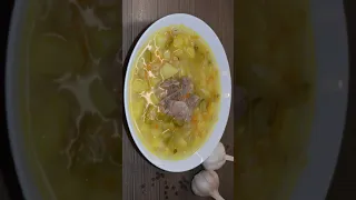 А с рассолом действительно вкуснее! Рассольник с перловкой и солеными огурцами! #shorts