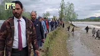 Omar Visits Kashmir's Inundated Belt