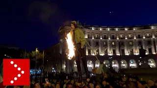 Ncc, manichino Di Maio dato a fuoco in piazza a Roma