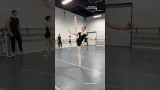 WOAH!! THAT BALANCE 😱 @tessa_rivadulla #ballet #balletclass