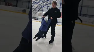 Арсений Плющенко пришел покататься на коньках к папе на тренировку.Евгений Плющенко с 2-летним сыном
