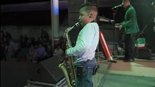 ¡Niño de 9 años! sorprende a todos tocando con su Sax El burro loco / Los Emisarios de Oax.