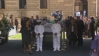 Politicians and celebrities arrive as Mandela lies in state