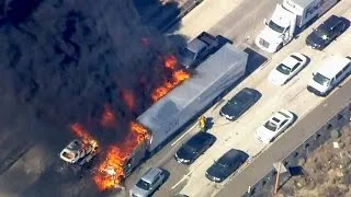 أمريكا: حريق غابات يجتاح طريقا سريعا بكاليفورنيا