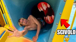 QUALCUNO HA TIRATO ANTO GIÙ DALLO SCIVOLO ALL’ACQUAPARK…😰 *cerca di scappare*