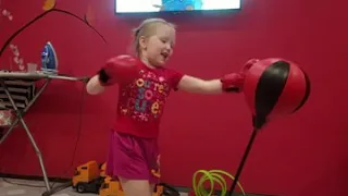Девочка боксер