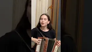 Чеченка поёт песню очень красиво😍❤