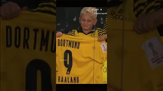 Haaland personally gives his shirt to a fan⚽❤