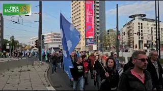 Hunderte Spaziergänger in Chemnitz auf der Straße!Nach zwei Wochen Pause ist Chemnitz heute wieder…